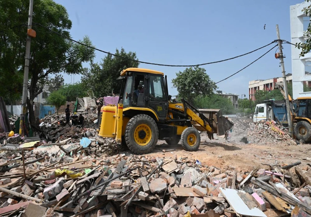 Big Breaking | MCD Pauses Bhalswa Dairy Colony Demolitions Amidst Widespread Protests